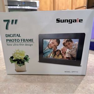Sungale 7” Digital Photo Frame